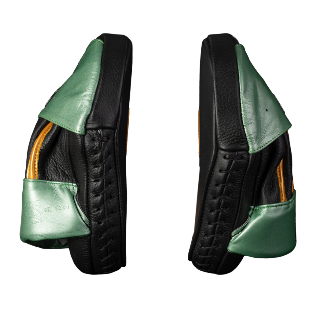 MANILLAS EN PIEL DE RES CURVAS PARA GOLPES VERDE METALICO/DORADO, WBC